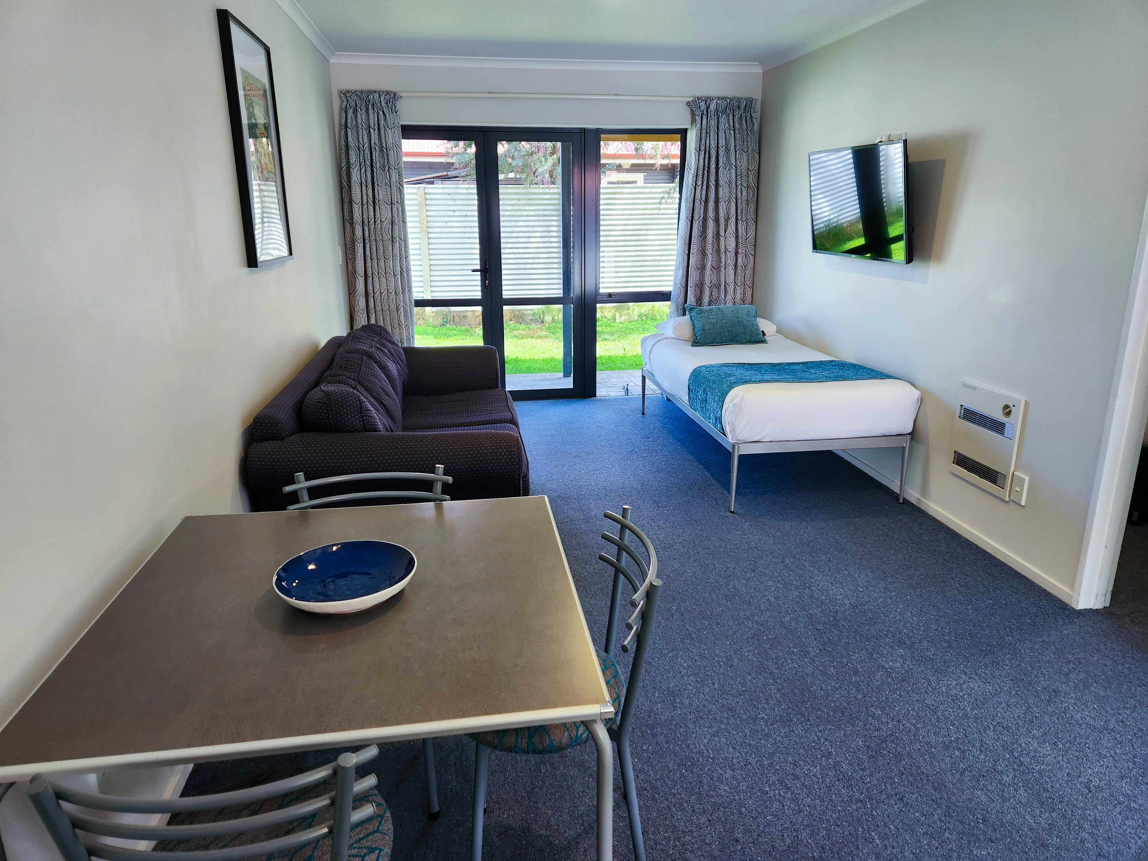 One bedroom + single lounge